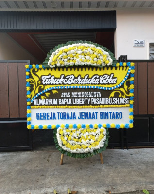 Papan Bunga Duka di Mangoli Tengah