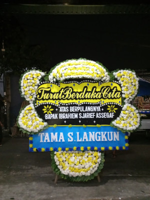 Papan Bunga Duka di Mangoli Tengah